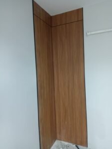 بديل شيبورد خشبي على زاوية الجدار