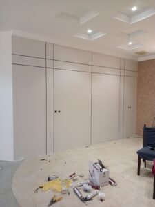 جدار بديل الشيبورد بتقسيمات هندسية في الصالة