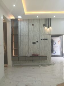 جدار تلفزيون ببديل الشيبورد مع إضاءة جانبية