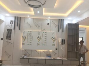 بديل الشيبورد لجدار التلفزيون مع ديكور هندسي
